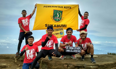 Pendaki Sukabumi menaklukan 14 puncak gunung dalam waktu 104 jam untuk memeriahkan hari jadi Kota Sukabumi ke-104 salah satunya Gunung Ciremai.n dok tim ekpedisi Sukabumi berkibar