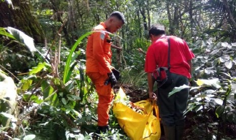 Pendaki yang meninggal di Gunung Tampomas dievakuasi tim penyelamat, Ahad (3/3)