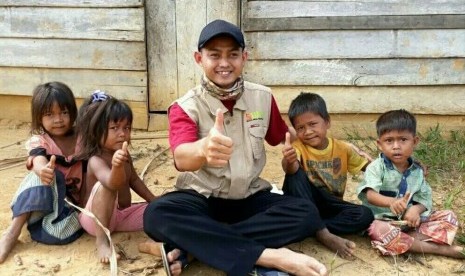 Pendamping dari BMH, Zainal Abidin bersama anak-anak dari Suku Anak Dalam (SAD) Provinsi Jambi.