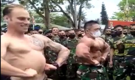 KASAD apresiasi latihan bersama antara TNI dan US Army.  Pendamping fitnes KSAD Jenderal Andika, Serma Atang Efendi pamer otot dengan personel US Army.