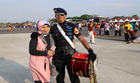 Pendamping Teknik Infrastruktur Nur Umami Diana ketika mendampingi putranya  Ivan Pradipta Mahasiwa dinobatkan sebagai lulusan terbaik Akademi Kepolisian (Akpol) di Semarang dengan meraih bintang Adhi Makayasa.