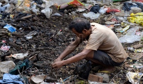 Pendangkalan Sungai. Warga mencari cacing tanah di tumpukan sampah di salah satu sungai yang dangkal di Jakarta, Rabu (8/7).