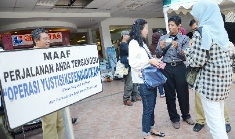 Pendatang saat tiba di Jakarta.