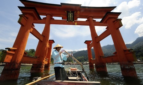 Gerbang kayu O-Torii dari kuil Itsukushima di Pulau Miyajima, 20 km dari Hiroshima. Kuil Shinto ini sudah ada sejak abad ke-6 dan bangunan yang kini ada berdiri sejak abad ke-12.