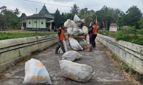 pendekar bank sampah binaan Rumah Zakat yaitu Bank Sampah Bligo Beriman (BSB) Desa Bligo, Kabupaten Magelang menjalankan tugasnya. 