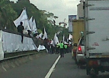 Pendemo masuki tol dalam kota depan gedung DPR