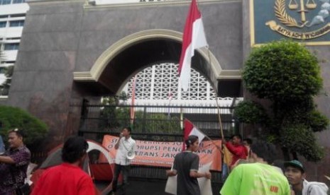 Pendemo melakukan orasi menuntut aparat Kejagung memeriksa Jokowi