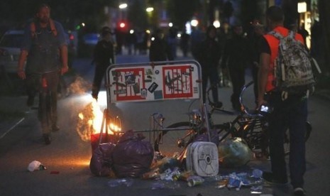 Pendemo membakar sampah di jalan saat pertemuan tingkat tinggi G20 di Hamburg, Jerman, 6 Juli 2017.