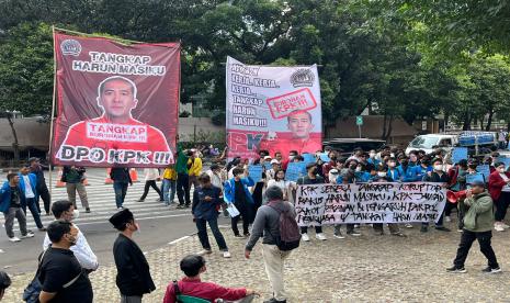 Pendemo mendatangi gedung KPK, Jakarta Selatan pada Selasa (29/8/2023), menuntut KPK segera menangkap politikus PDIP Harun Masiku.