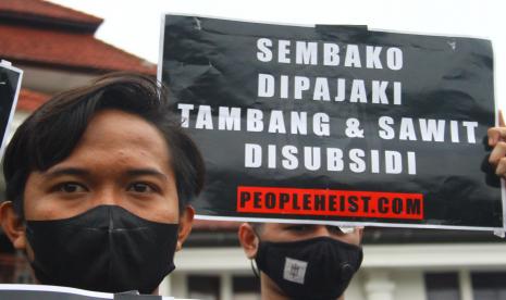 Pendemo yang tergabung dalam Aliansi Suara Rakyat (Asura) membawa poster saat berunjuk rasa di depan Balai Kota Malang, Jawa Timur, Jumat (25/3/2022). Mereka mengkritik pemerintah dan partai politik yang dinilai sibuk dengan wacana penundaan pemilu sementara berbagai masalah yang lebih penting seperti perlindungan hukum terhadap perempuan, masalah perekonomian dan pelanggaran hak asasi manusia (HAM) tidak juga terselesaikan.