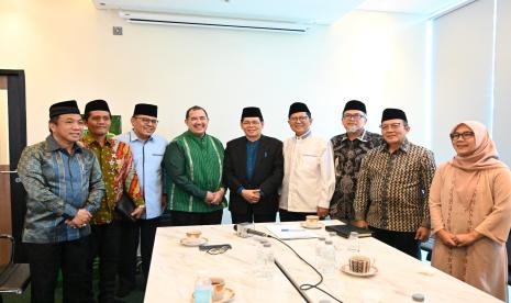 Pendeta Gilbert Lumoindong (keempat dari kiri) meminta maaf kepada umat Muslim di hadapan pimpinan MUI. 