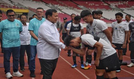 Pendiri Akademi Sepak Bola Garudayaksa Prabowo Subianto menyalami pemain Timnas U-20 Indonesia sebelum acara penandatanganan MoU kerja sama antara Akademi Sepak Bola Garudayaksa dengan Aspire Academy Qatar di Stadion Utama Gelora Bung Karno (SUGBK), Jakarta.