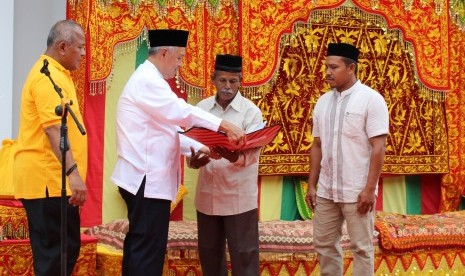 Pendiri Artha Graha Peduli (AGP) Tomy Winata, Rabu (7/6) lalu, menyerahkan secara simbolis penyelesaian Masjid Al-Kautsar kepada warga di Gampong Nanggroe Timur, Kecamatan Ulim, Kabupaten Pidie Jaya, Aceh, Rabu (7/6)