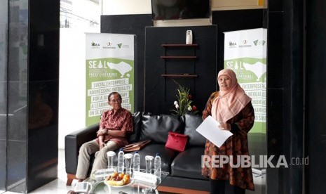 Pendiri Bina Swadaya Bambang Ismawan bersama Direktur Usaha Sosial Dompet Dhuafa Social Enterprise Rini Suprihartanti memberi paparan pelaksanaan konferensi Social Enterprise Advocacy and Leveraging (SEAL) yang digagas Instutute of Social Enterpreneurship in Asia (ISEA) di Bali pada 26-30 September 2017 mendatang di Bali, Indonesia.