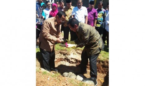 Pendiri Bosowa Group H M Aksa Mahmud meletakkan batu pertama pembangunan gedung baru SMP dan SMA Bosowa Al Azhar Cilegon, Sabtu (6/8/2016).