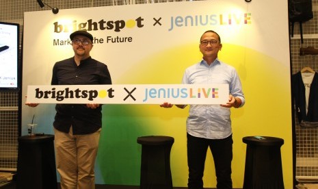 Pendiri Brightspot Market Anton Wirjono bersama Dirut BTPN Djemi Suhenda dalam konferensi pers Brightspot Market X Jenius Live, Senin (19/9).