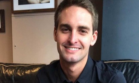 Pendiri dan CEO aplikasi telepon pintar Snapchat Evan Spiegel (25 tahun) merupakan miliarder termuda di dunia versi Forbes.