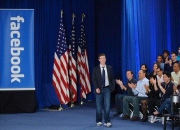 Pendiri Facebook, Mark Zuckerberg, saat memasuki Town Hall di Paolo Alto, menyambut kedatangan Presiden AS, Barack Obama