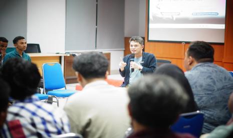 Pendiri Gerakan Sekolah Menyenangkan (GSM) Muhammad Nur Rizal berbicara di hadapan audiens pada event Kasat-Kusut Pendidikan yang digelar di Ruang Seminar Perpustakaan UGM, Jumat (31/5/2024).