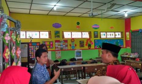 Pendiri Gerakan Sekolah Menyenangkan (GSM), Muhammad Nur Rizal (kiri) saat berbincang dengan Kepala Dinas Pendidikan Kabupaten Tangerang, Hadisa Masyhur, di SD Negeri Rejodani, Sleman, beberapa waktu lalu.