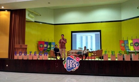 Pendiri Gerakan Sekolah Menyenangkan (GSM) Muhammad Nur Rizal saat mengisi seminar Edutech Festival 'Mengukir Senyum Pendidikan Indonesia' di Universitas Negeri Yogyakarta (UNY), Rabu (25/10).