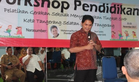 Pendiri Gerakan Sekolah Menyenangkan (GSM) Muhammad Nur Rizal saat mengisi pelatihan (workshop) kepada guru-guru tingkat SMP Kota Tangerang Selatan dan Kabupaten Tangerang, Selasa (21/11).