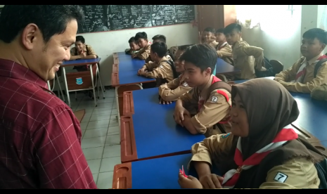 Pendiri Gerakan Sekolah Menyenangkan (GSM), Muhammad Nur Rizal, saat berdiskusi dengan sejumlah siswa di SMP Negeri 20 Tangerang Selatan, Rabu (2/5).