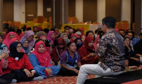 Pendiri Gerakan Sekolah Menyenangkan (GSM) Muhammad Nur Rizal saat menjadi pembicara dalam workshop dengan judul Gerakan Sekolah Menyenangkan PAUD, SKB/PKBM, SD, SMP, SMA/SMK, Se-kota Bontang yang digagas oleh Dinas Pendidikan Bidang PAUD Bontang di Grand Mutiara Hotel, Bontang, Kalimantan Timur, Kamis (23/5/2024). Acara tersebut menghadirkan para pelaku pendidikan dari 236 sekolah, mulai dari PAUD-TK, SD, SMP, hingga SMK, serta beberapa badan yang bergelut pada bidang pendidikan, seperti Balai Penjamin Mutu Pendidikan (BPMP), Dinas Pendidikan dan Kebudayaan (Disdikbud), DPRD, Organisasi Perangkat Daerah (OPD), dan beberapa organisasi mitra lainnya.