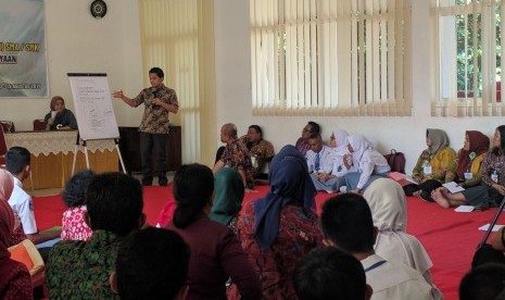 Pendiri Gerakan Sekolah Menyenangkan, Muhammad Nur Rizal (berdiri) kala mengisi workshop GSM di SMKN 11, Semarang, Selasa (13/8) siang.