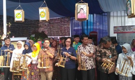 Pendiri Gerakan Sekolah Menyenangkan, Muhammad Nur Rizal (kelima kiri), Deputy Group CEO Sinar Mas Land, Monik William (keempat kanan), Penjabat Bupati Tangerang Komarudin (ketiga kiri) dan Wakil Wali Kota Tangerang Benyamin Davnie (kedua kiri) saat mengunjungi salah satu stand pada Festival Pendidikan Sinar Mas Land 2018 di Ocean Park, BSD City, Tangerang Selatan, Kamis (3/5).