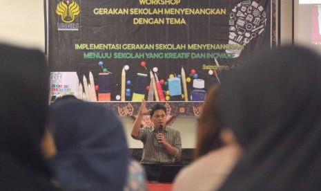 Pendiri Gerakan Sekolah Menyenangkan, Muhammad Nur Rizal, saat mengisi Workshop Gerakan Sekolah Menyenangkan, Implementasi Gerakan Sekolah Menyenangkan Menuju Sekolah yang Kreatif dan Inovatif di aula SD Labschool Universitas Negeri Semarang, Kamis (4/1).