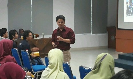 Pendiri Gerakan Sekolah Menyenangkan, Muhammad Nur Rizal, saat menjadi pembicara dalam talkshow Pendidikan Masa Depan di Era Digital yang digelar Perpustakaan Universitas Gadjah Mada (UGM), Selasa (28/11).