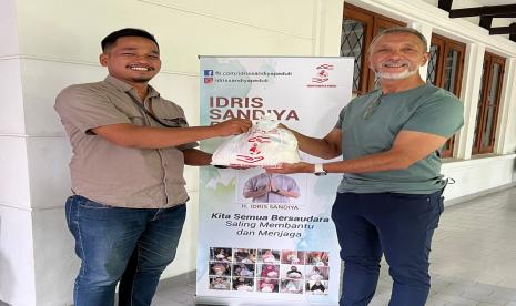 Pendiri Idris Sandiya Peduli (ISP), Idris Sandiya (jenggot putih), secara simbolis menyerahkan bantuan sembako,