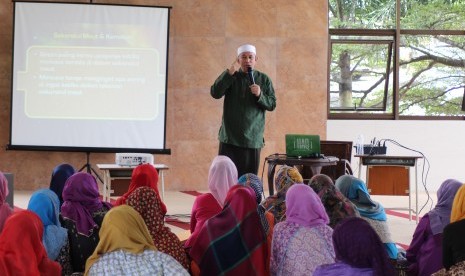 Pendiri iHaqi, Ustaz Erick Yusuf saat mengisi Tausyiah di Al-Azhar Syifa Budi Parahyangan.