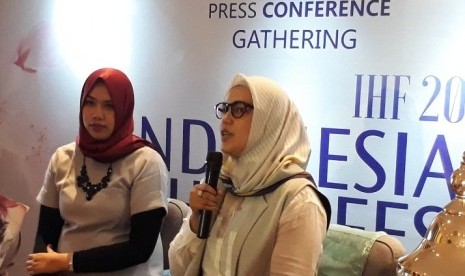 Pendiri Indonesia Hijabfest 2017 Sheena Krisnawati (kanan) dan perwakilan Wardah Elsa Maharani (kiri).