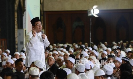 Pendiri Klinik Pendidikan MIPA (KPM) Ridwan Hasan Saputra memberikan motivasi saat Dzikir Nasional di Masjid At-tin, Jakarta, Sabtu (31/12).