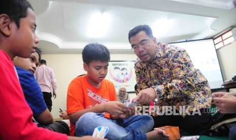 Pendiri klinik pengembangan Matematika dan Ilmu Pengetahuan Alam (MIPA), Ridwan Hasan Saputra memberikan materi dalam Republika Fun Science di Kantor Harian Republika, Jakarta, Sabtu (27/8)