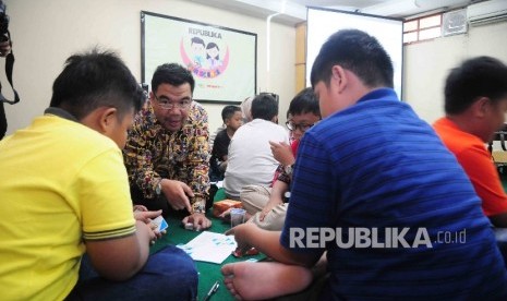 Pendiri klinik pengembangan Matematika dan Ilmu Pengetahuan Alam (MIPA), Ridwan Hasan Saputra memberikan materi dalam Republika Fun Science di Kantor Harian Republika, Jakarta, Sabtu (27/8).