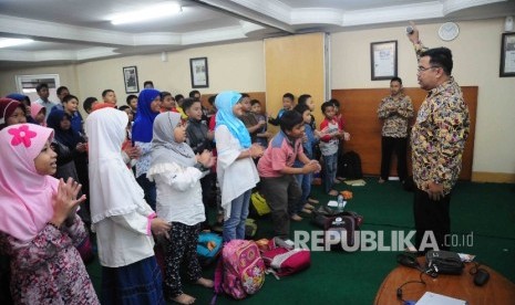 Pendiri klinik pengembangan Matematika dan Ilmu Pengetahuan Alam (MIPA), Ridwan Hasan Saputra memberikan materi dalam Republika Fun Science di Kantor Harian Republika, Jakarta, Sabtu (27/8)