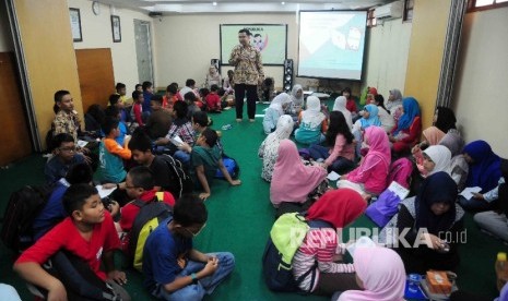 Pendiri klinik pengembangan Matematika dan Ilmu Pengetahuan Alam (MIPA), Ridwan Hasan Saputra memberikan materi dalam Republika Fun Science di Kantor Harian Republika, Jakarta, Sabtu (27/8)