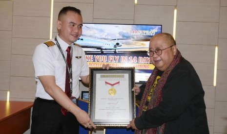 Pendiri Museum rekor Indonesia (MURI) Jaya Suprana (kanan) menyerahkan sertifikat MURI kepada  Founder 14DAYPILOT Gema Goeryadi di Jakarta, Rabu (13/2) malam.