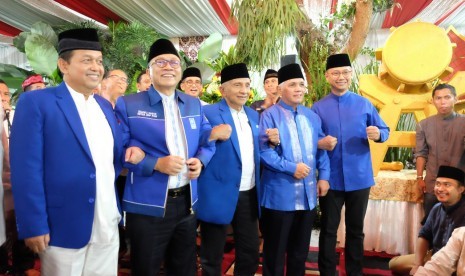 Pendiri PAN Amien Rais, dua mantan Ketua Umum PAN Sutrisno Bachir dan Hatta Rajasa, Ketua Umum PAN Zulkifli serta Sekjen PAN Eddy Soeparno berfoto usai menggelar kegiatan buka puasa bersama di rumah dinas Zulkifli Hasan di Jakarta, Sabtu, (9/6).