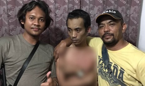 Pendiri Pandawa Grup Salman Nuryanto (tengah) diringkus aparat polisi.