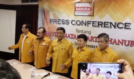 Pendiri Partai Hanura, Wiranto (Ketiga kanan)