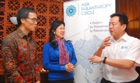 Pendiri Perhimpunan Filantropi Asia Laurence Lien (kiri), Direktur Eksekutif GITI Group Cherie Nursalim (tengah), dan Victor Rachmat Hartono berdialog seusai konferensi tahunan Asia Philantrophy Circle (APC) II bertajuk 'Venn2016' di Jakarta, Jumat (18/11)