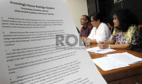 Pendiri Perhimpunan Jiwa Sehat, Yeni Rosa Damayanti (kanan) dan Komisioner Komnas HAM Sandra Moniaga (tengah) menggelar jumpa pers terkait jejak rekam medis gangguan jiwa salah satu terpidana mati asal Brasil, Rodrigo Gularte dalam konfrensi di kantor Komn