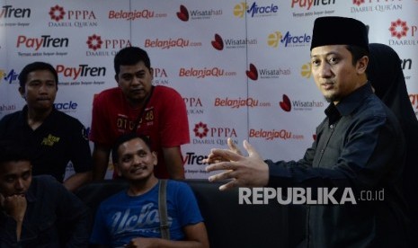   Pendiri Pondok Pesantren Darul Qur'an, Ustaz Yusuf Mansur mensosialisasikan Paytren di ruang VIP Masjid Istiqlal, Jakarta, Ahad (27/3). (Republika/Yasin Habibi)