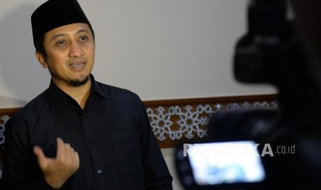   Pendiri Pondok Pesantren Darul Qur'an, Ustaz Yusuf Mansur mensosialisasikan Paytren di ruang VIP Masjid Istiqlal, Jakarta, Ahad (27/3). (Republika/Yasin Habibi)