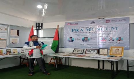 Pendiri Pusdok Tamadun, Ustaz Hadi Nur Ramadhan berfoto di depan stan Pameran Internasional Persahabatan Indonesia dan Palestina yang  diadakan di Kantor Nusantara Palestina Center (NPC), Jakarta, Sabtu (9/4).