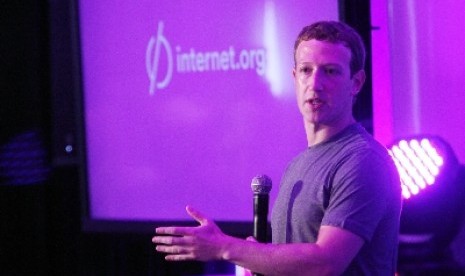 Pendiri sekaligus CEO Facebook Mark Zuckerberg saat membuka acara Internet.org di Hotel Four Seasons, Jakarta, Senin (13/10).